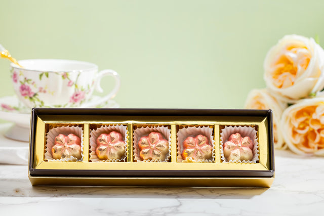Sakura Gianduja Bouquet, 5 piece